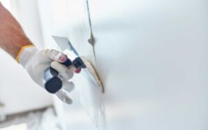 Innenputz im Keller mit IZONIL Sanierputz auftragen