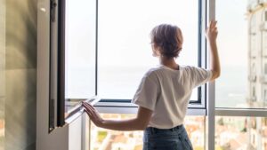 Fenster wird geöffnet zum Stoßlüften gegen Schimmelbildung